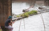 Bất chấp nguy hiểm người dân dùng kích điện bắt cá trên sông Kim Ngưu